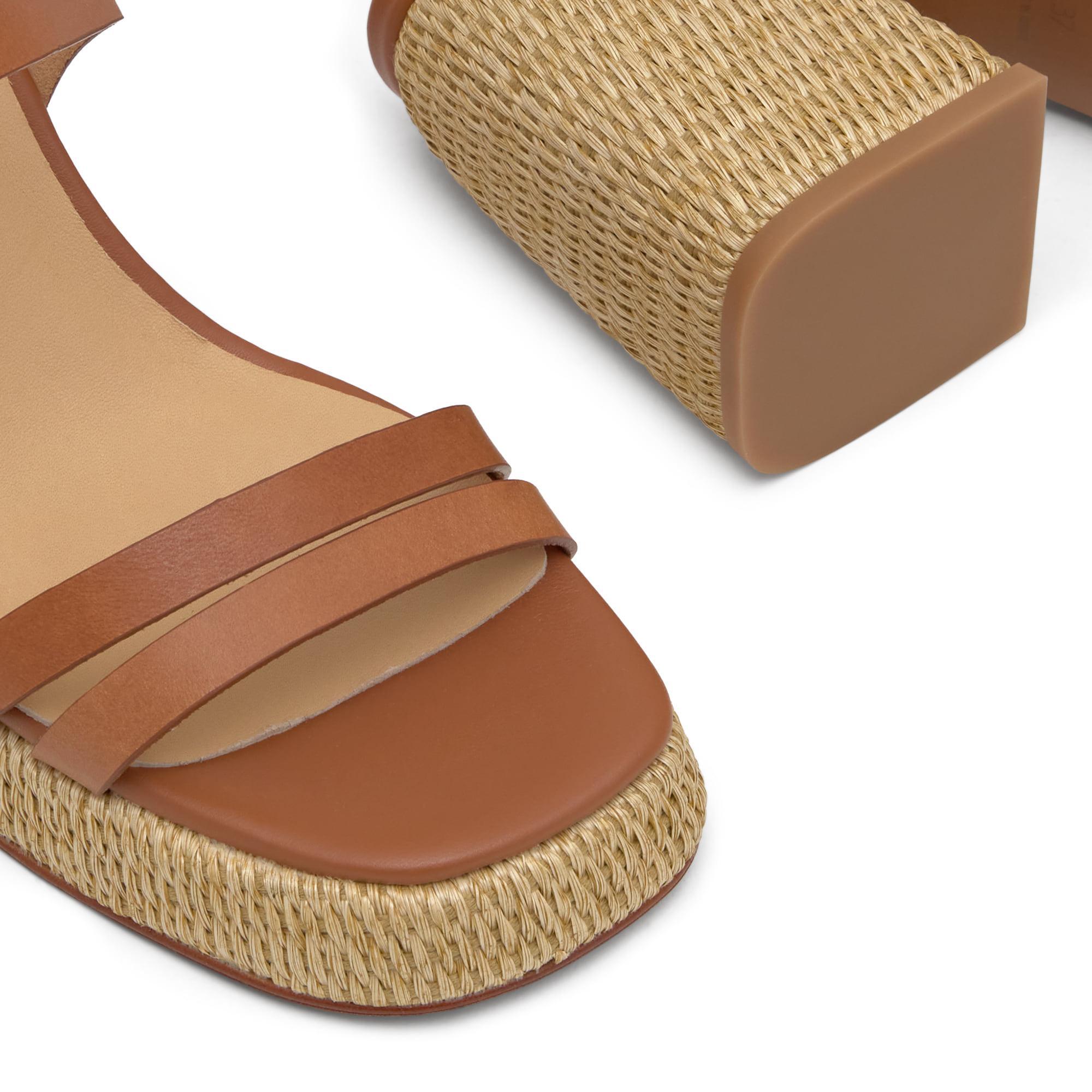 Sandalia de tacón Victoria en napa y rafia con cierre de pulsera