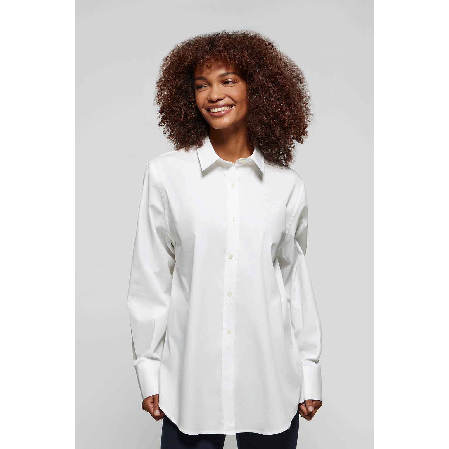 Camisa Cape blanca oversize con bordado minimal Polo Club