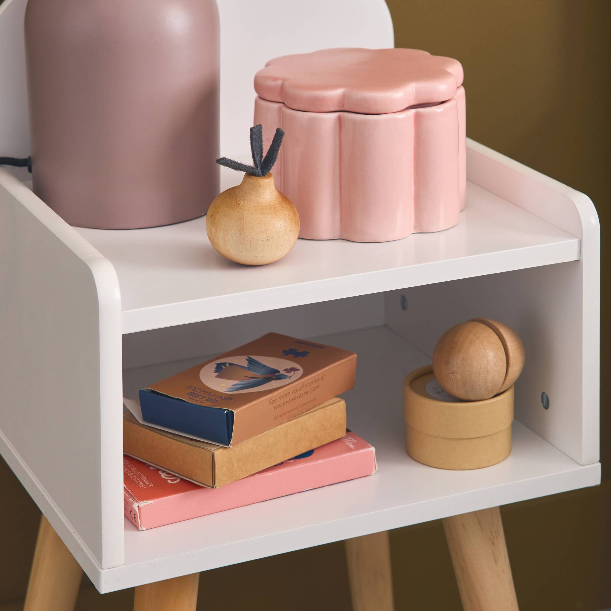 Table de chevet chambre enfant. blanc. pieds en pin