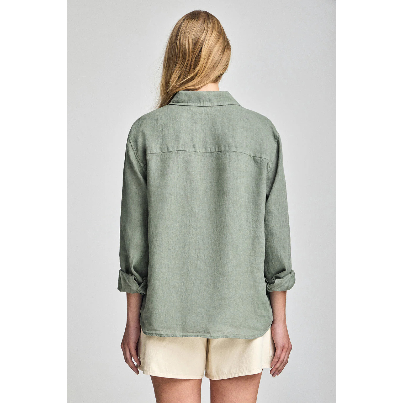 Camisa verde militar garment dye de lino con monograma bordado