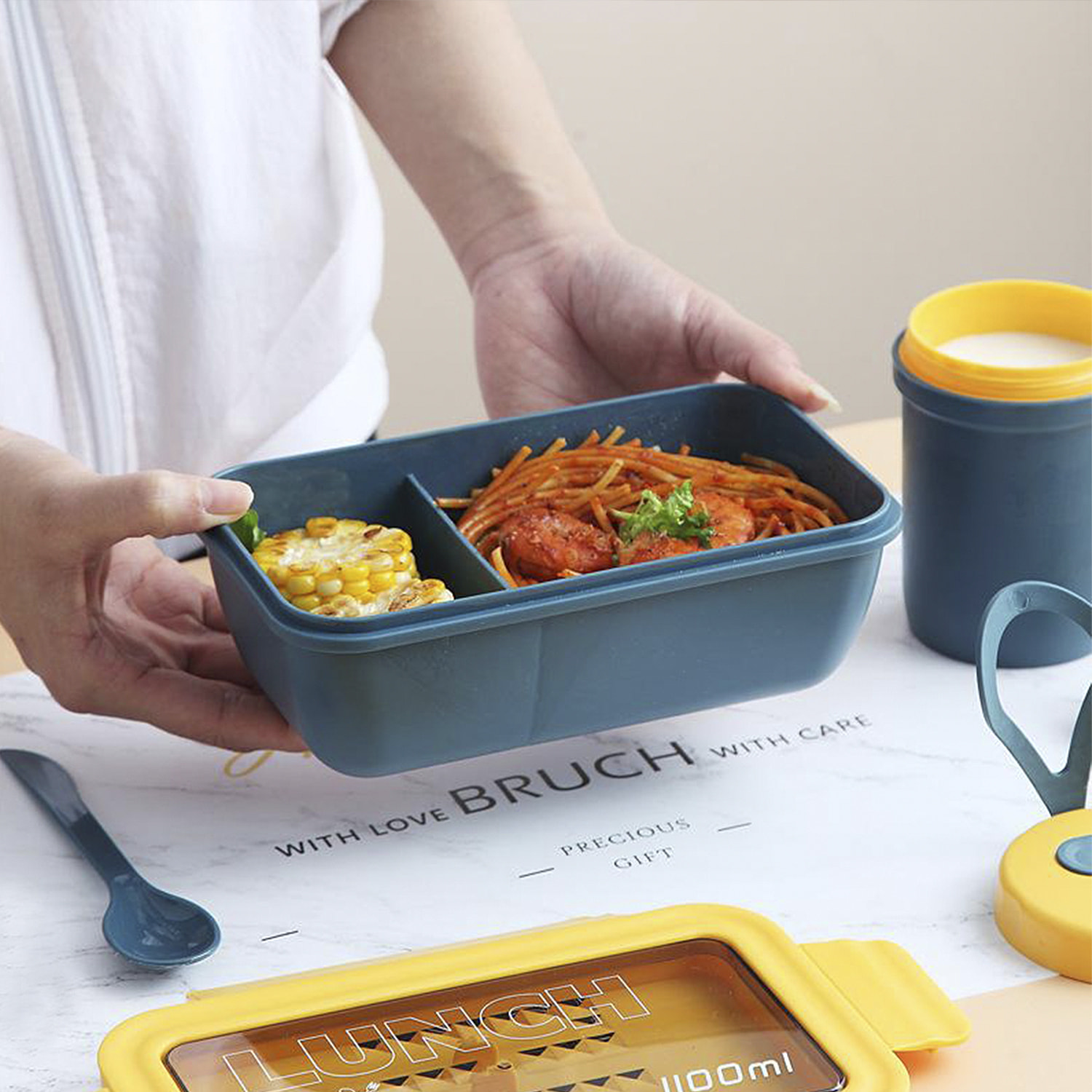 Lunch box ermetico per conservare gli alimenti, 1100ml. Include bicchiere termico e posate. Adatto al microonde