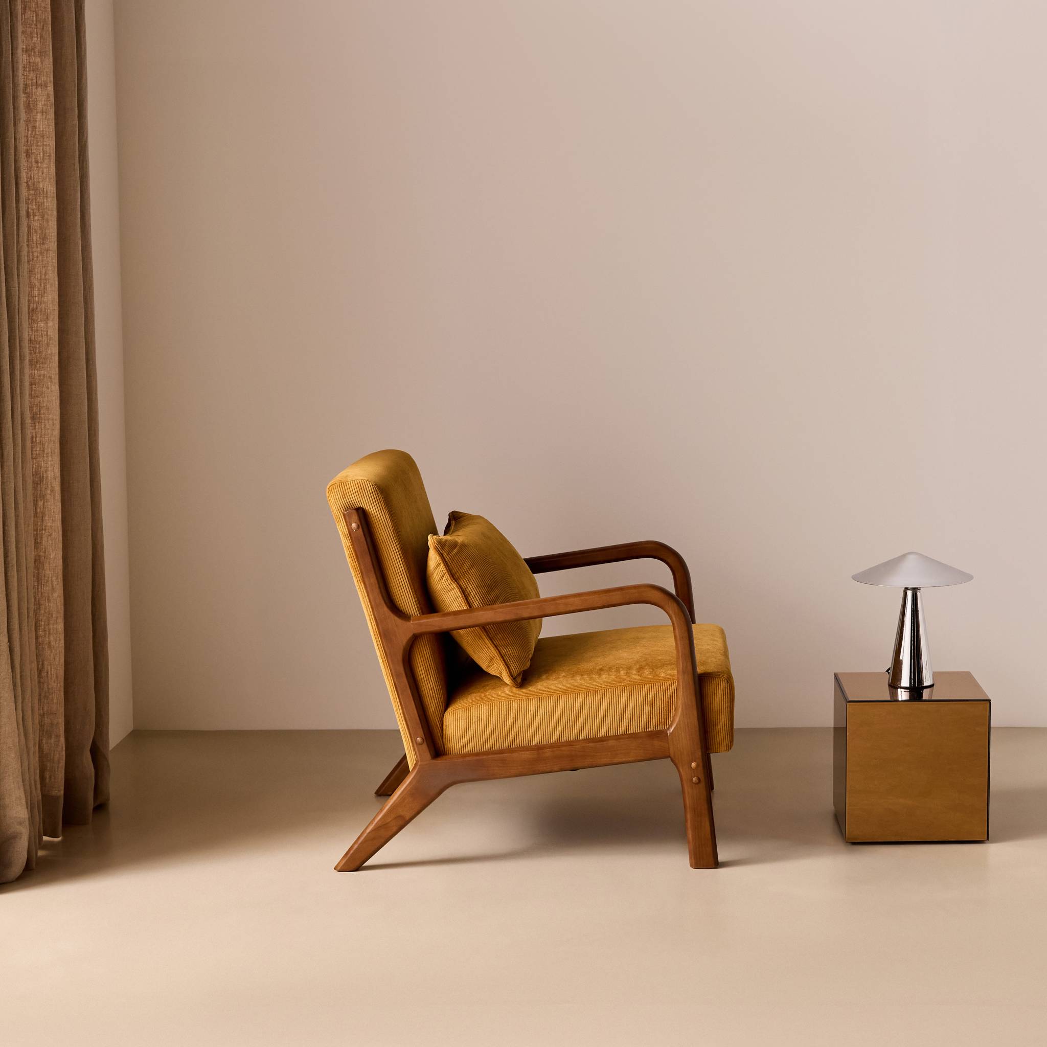 Fauteuil scandinave bois d'hévéa teinte noyer clair et velours côtelé LORENS