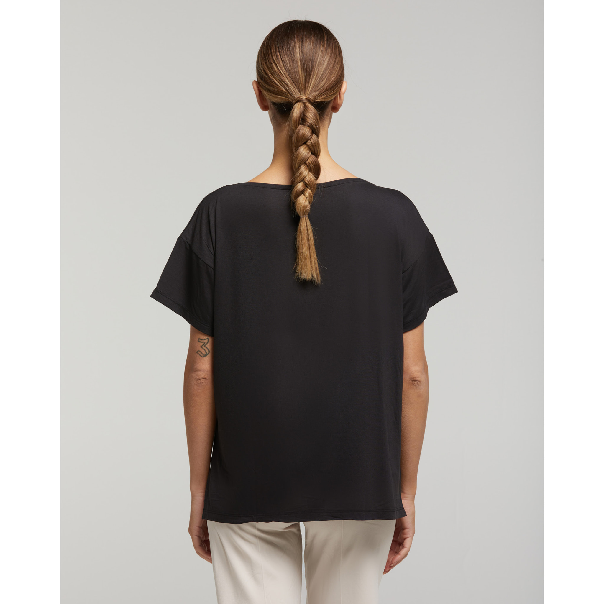 Maglia manica corta scollo barchetta in viscosa sostenibile vestibilità over