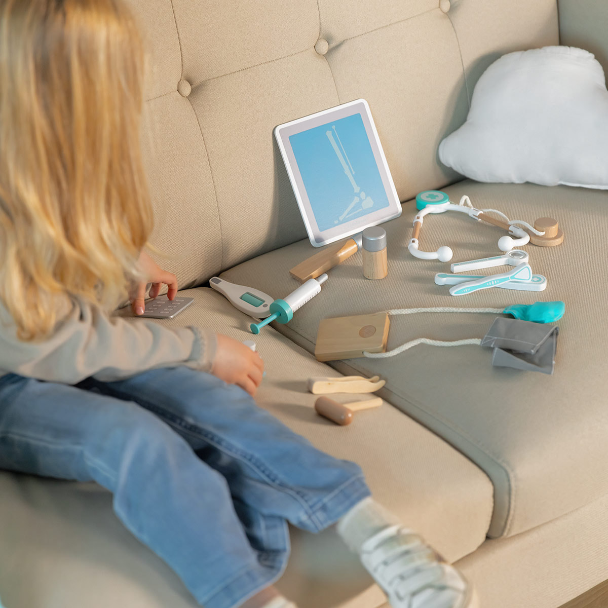 maletín de doctor MEDIKID con accesorios de madera para niños