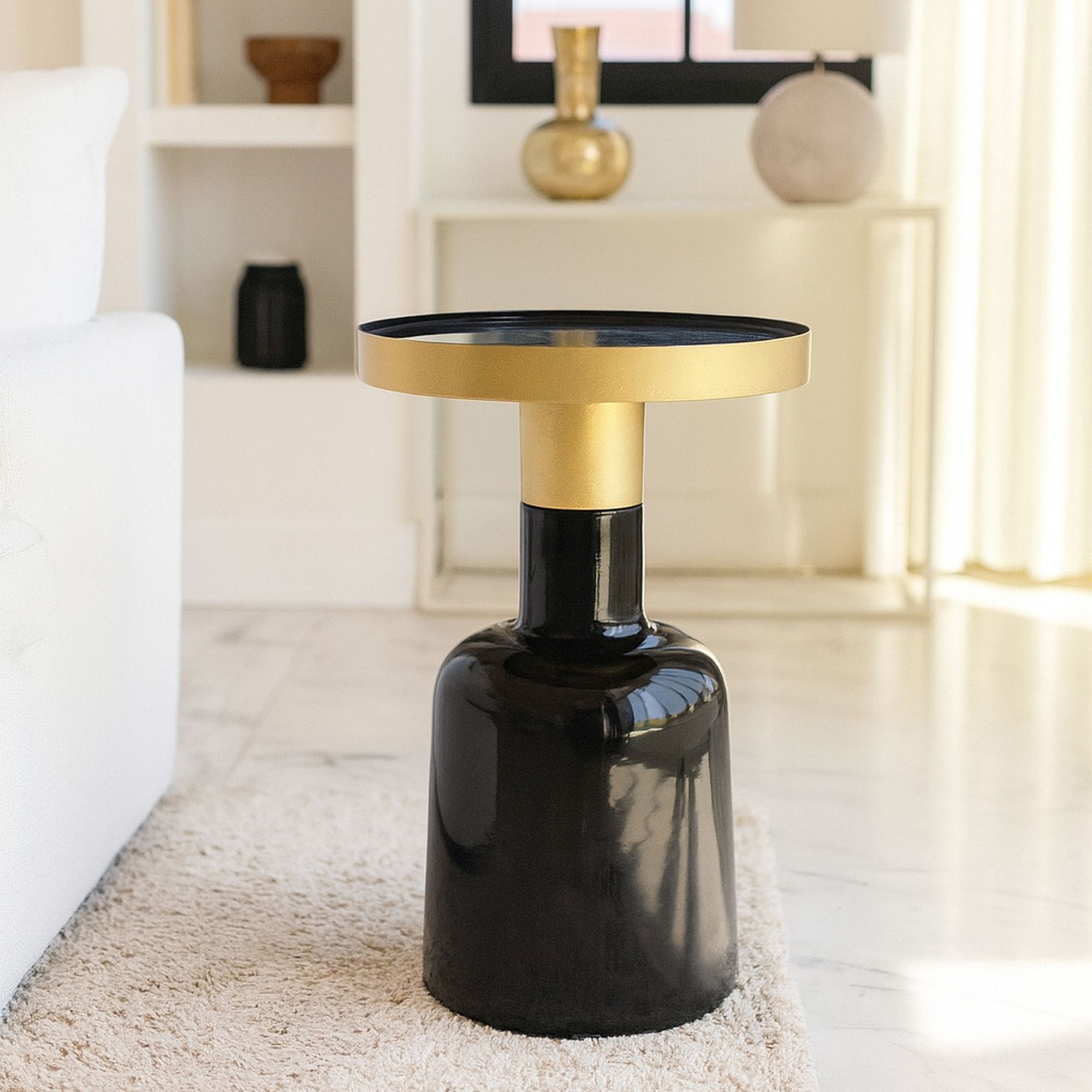 Meuble d'appoint rond en métal émaillé noir et doré PAMONA