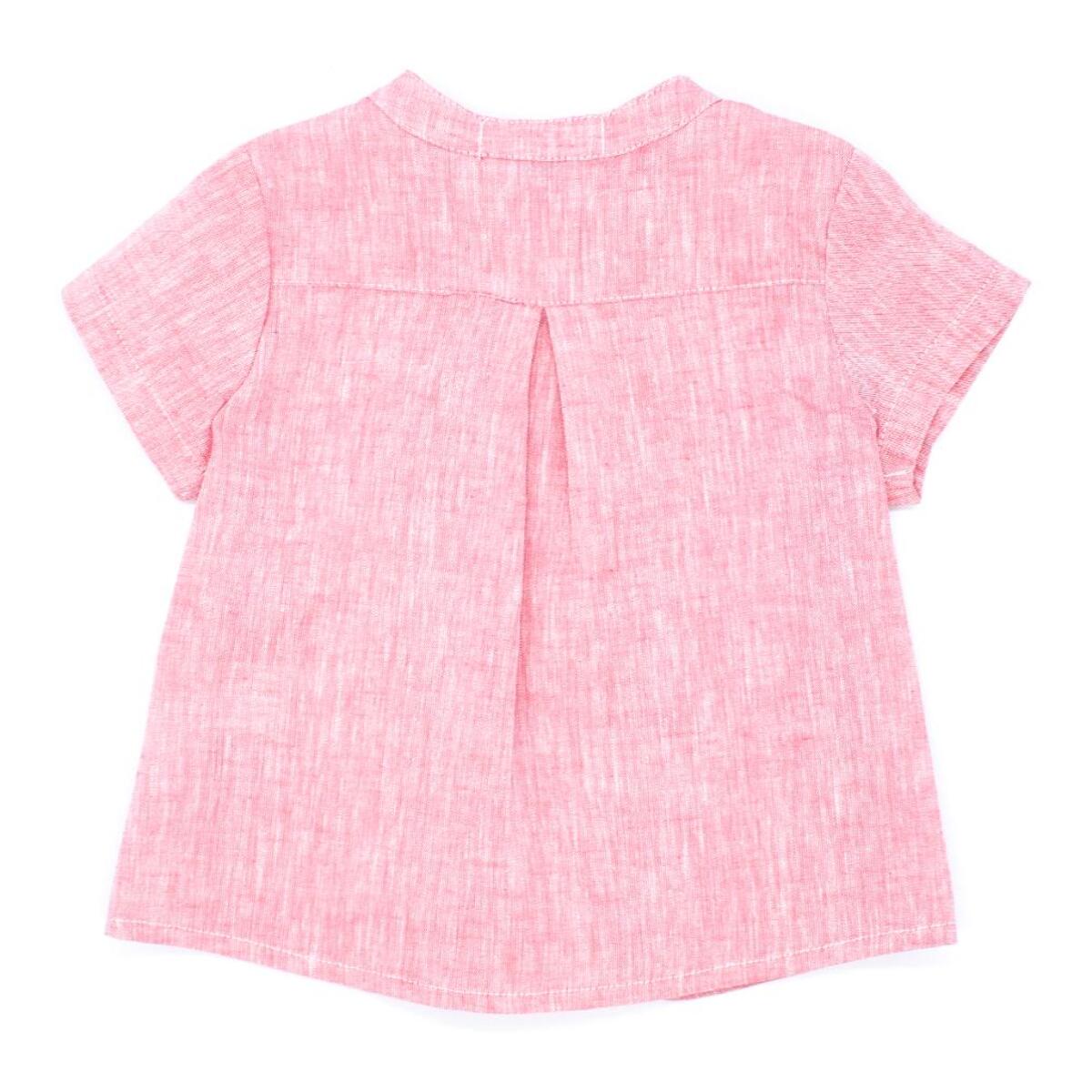 Camisa de manga corta roja. Cuello mao y bolsillo en el delantero.