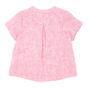 Camisa de manga corta roja. Cuello mao y bolsillo en el delantero.