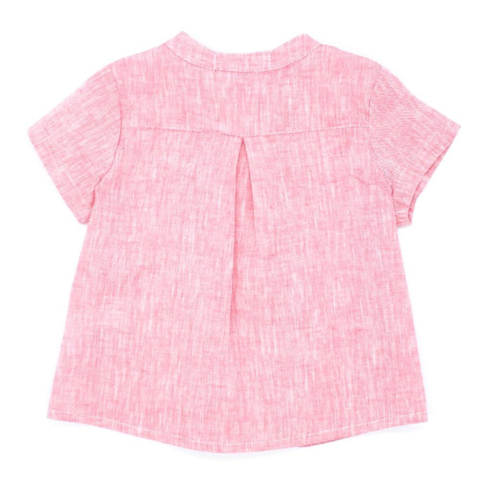 Camisa de manga corta roja. Cuello mao y bolsillo en el delantero.