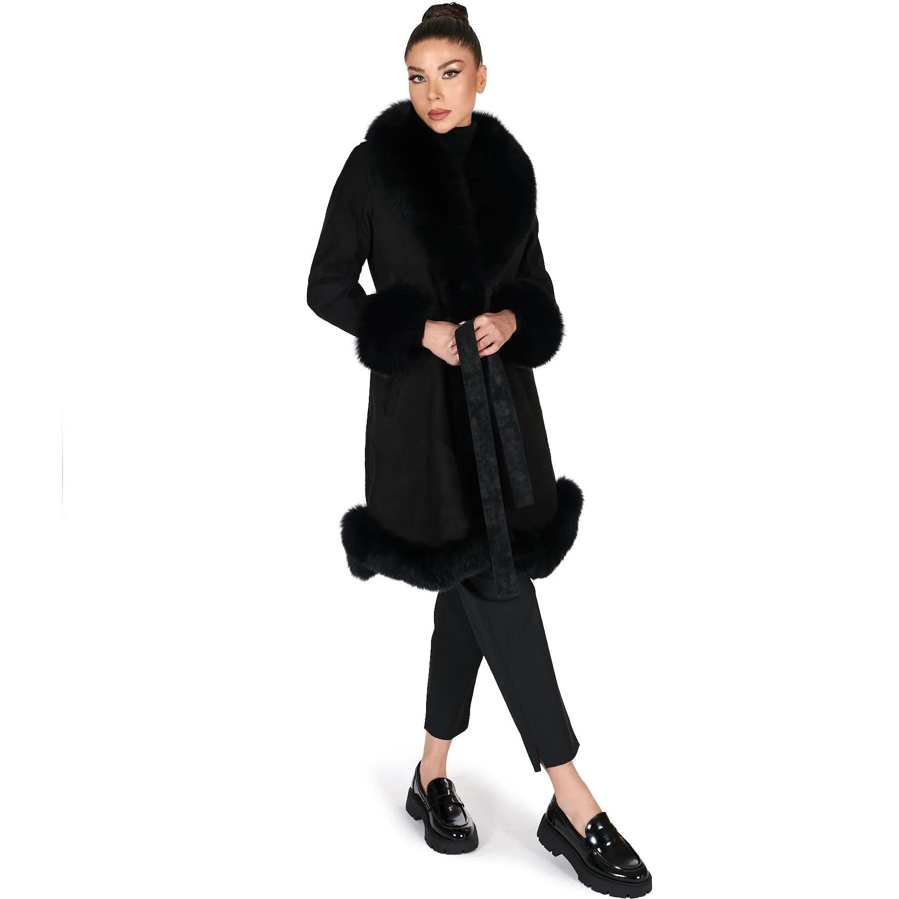 Cappotto in montone scamosciato nero con collo in volpe