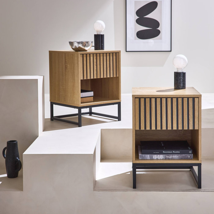 Lot de 2 tables de chevet style contemporain avec 1 tiroir effet bois rainuré (système d'ouverture par pression) et 1 niche. piètement en métal noir