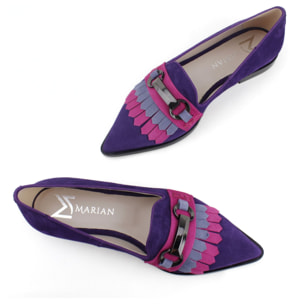 Mocasín de ante color violeta con adorno en la parte delantera