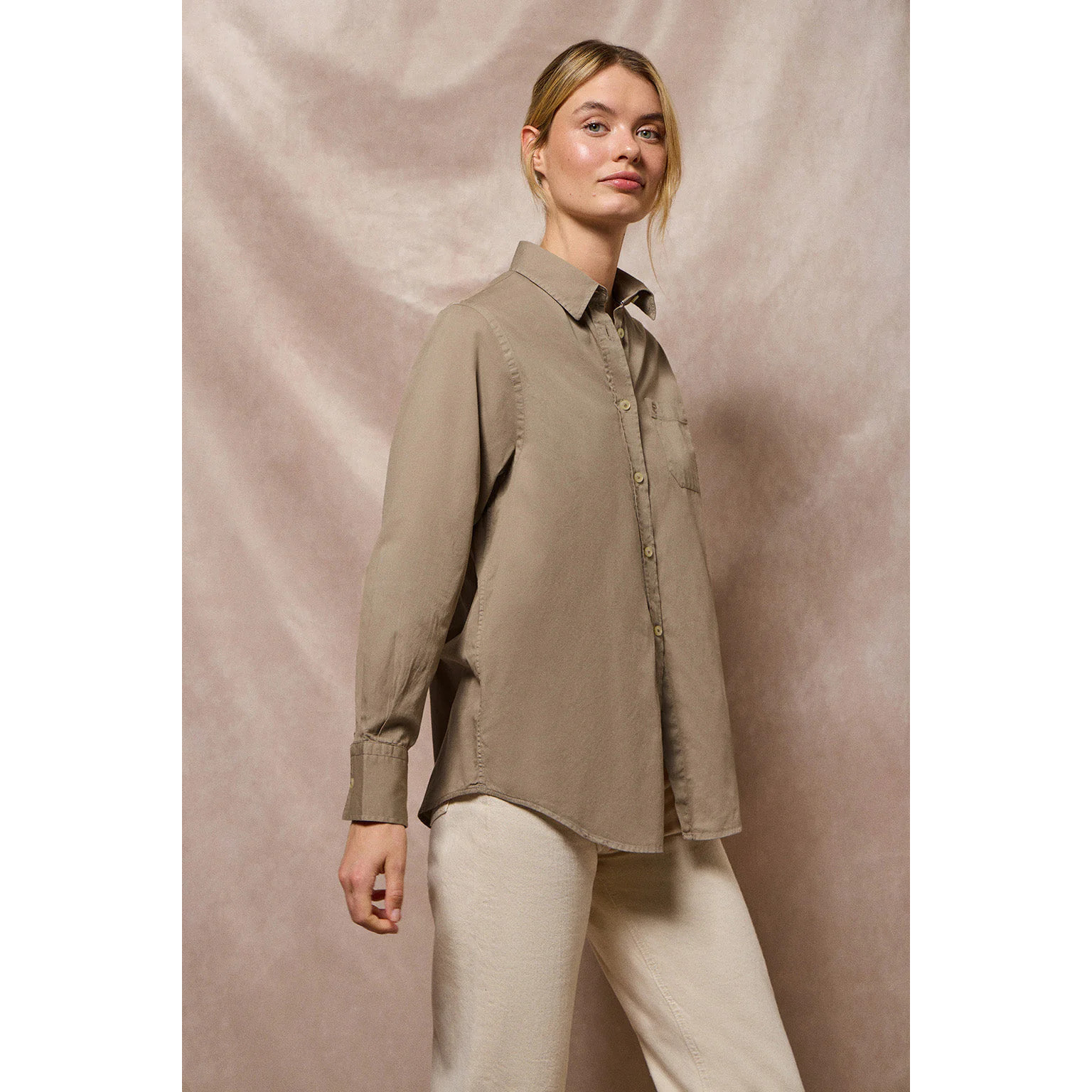 Camisa Simona color camel con monograma bordado PC