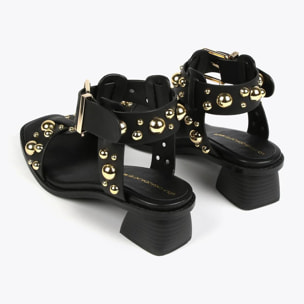 Sandali con tacco e decorazioni in metallo