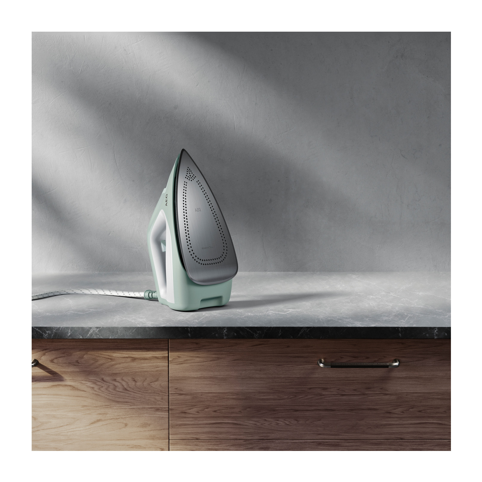 AEG Centro de planchado AEG Delicate 6000 de 2000 W y 300 g/mm de golpe de vapor ST6-1-4LG