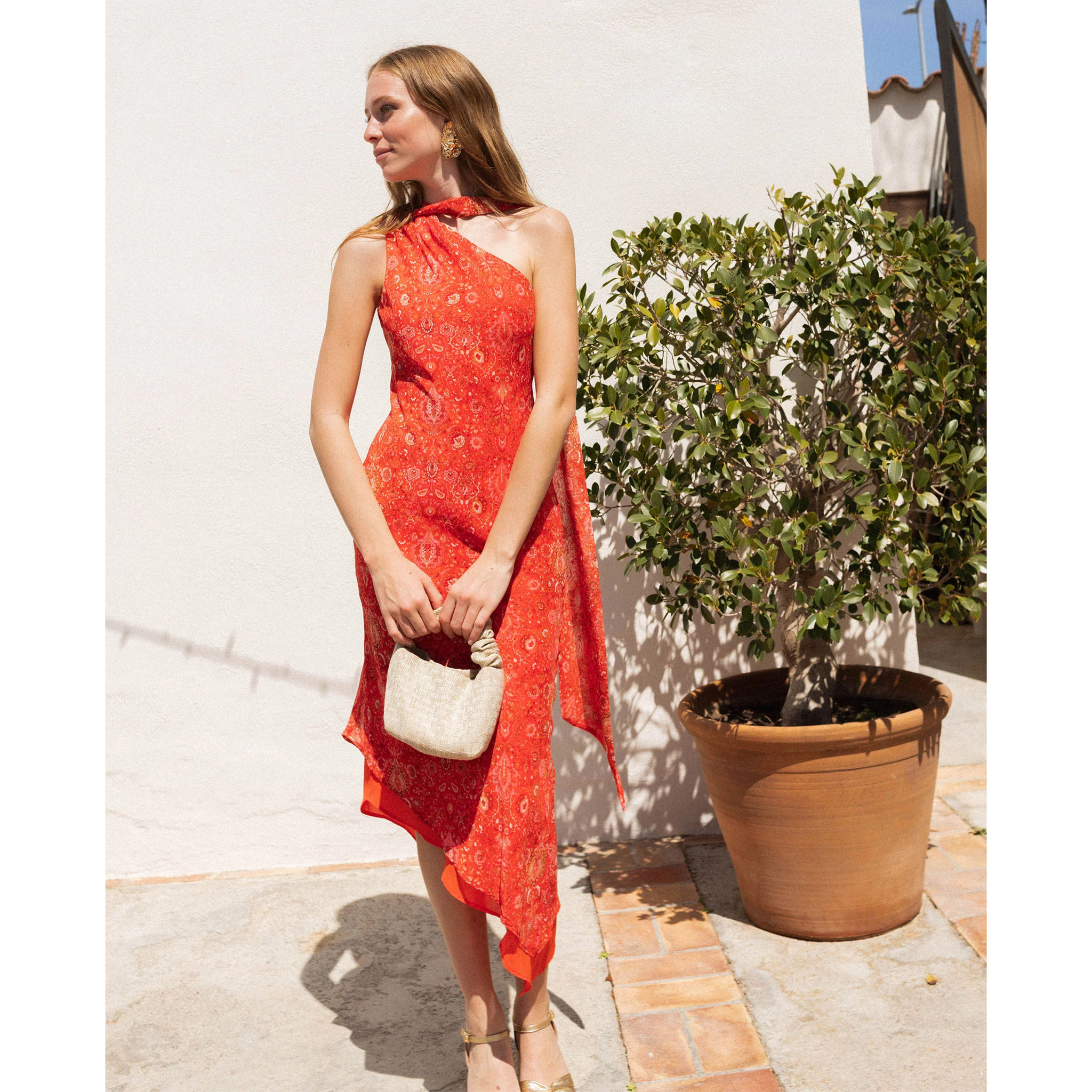 Vestido midi asimétrico con foulard.