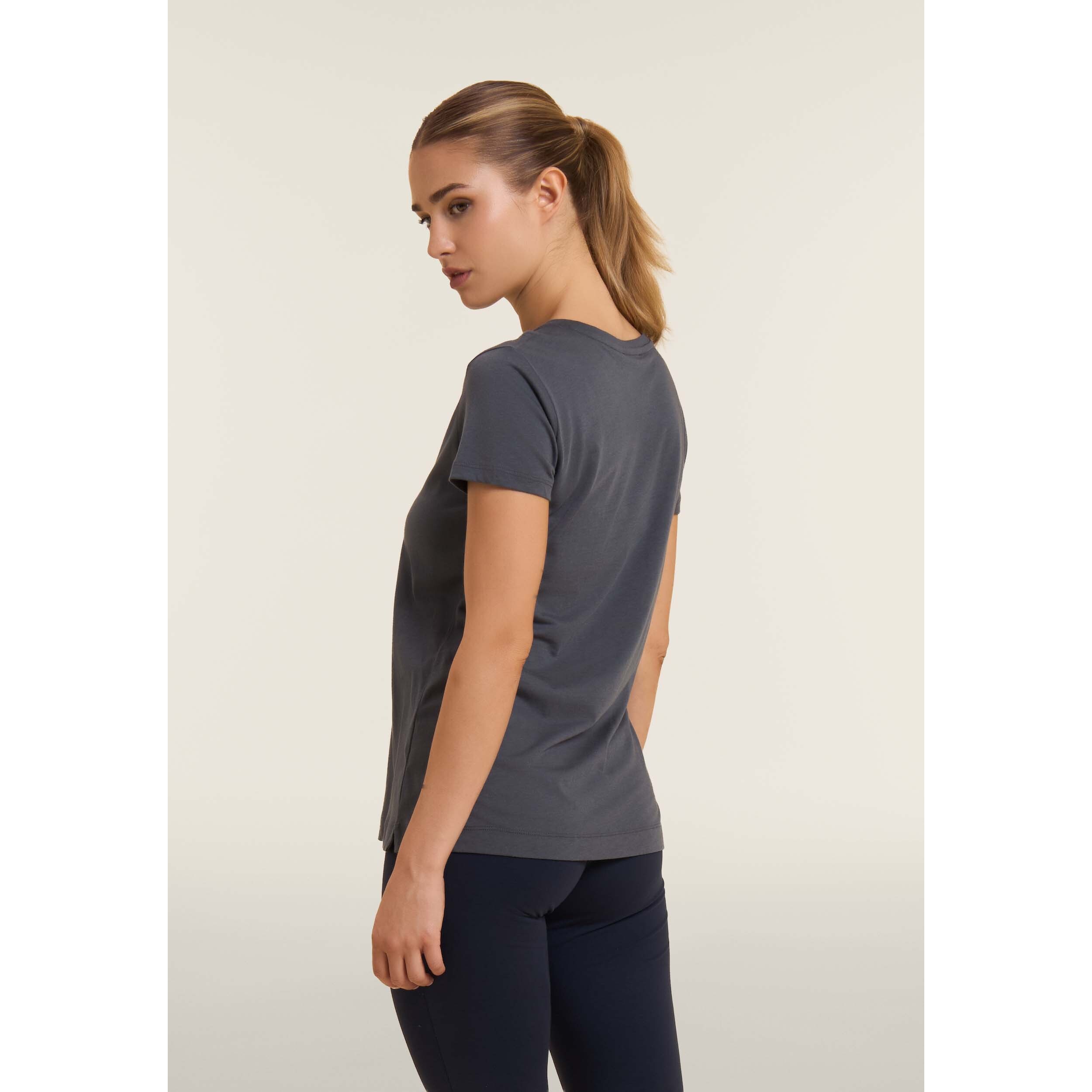 T-shirt donna con mini spacchi laterali e logo in strass