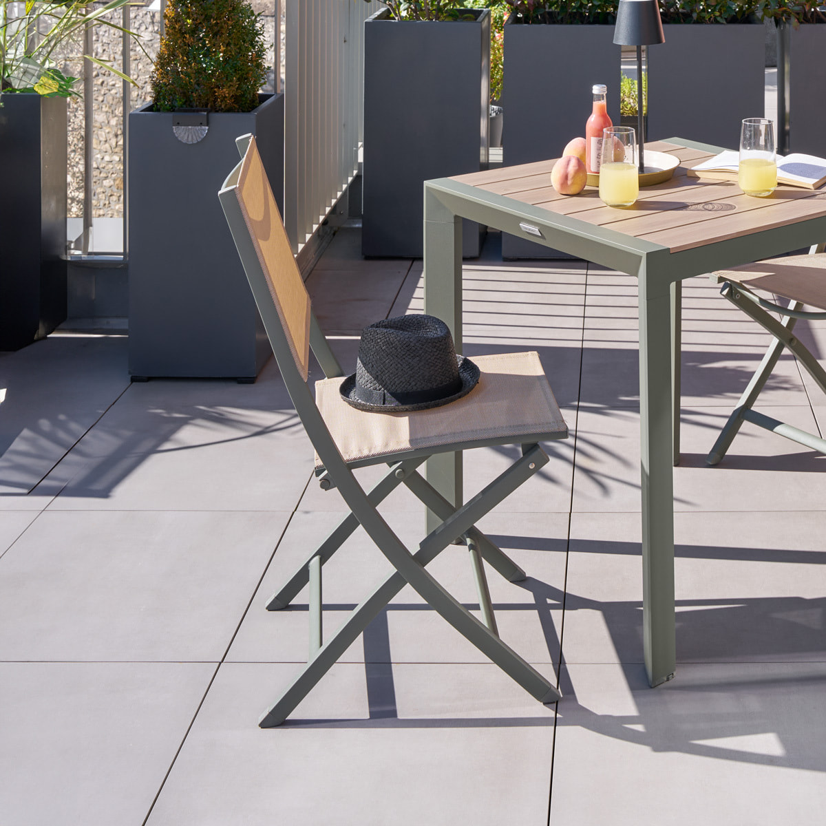 Lot de 4 chaises de jardin pliantes "Essentia" lin & vert laurier aluminium et texaline