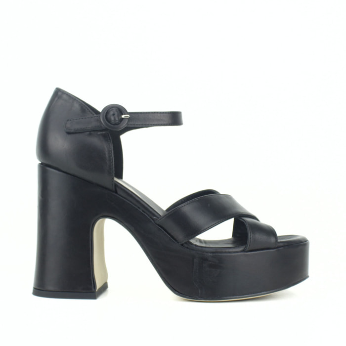 Sandalia plataforma de piel con tiras cruzadas. Tacón 9 cm