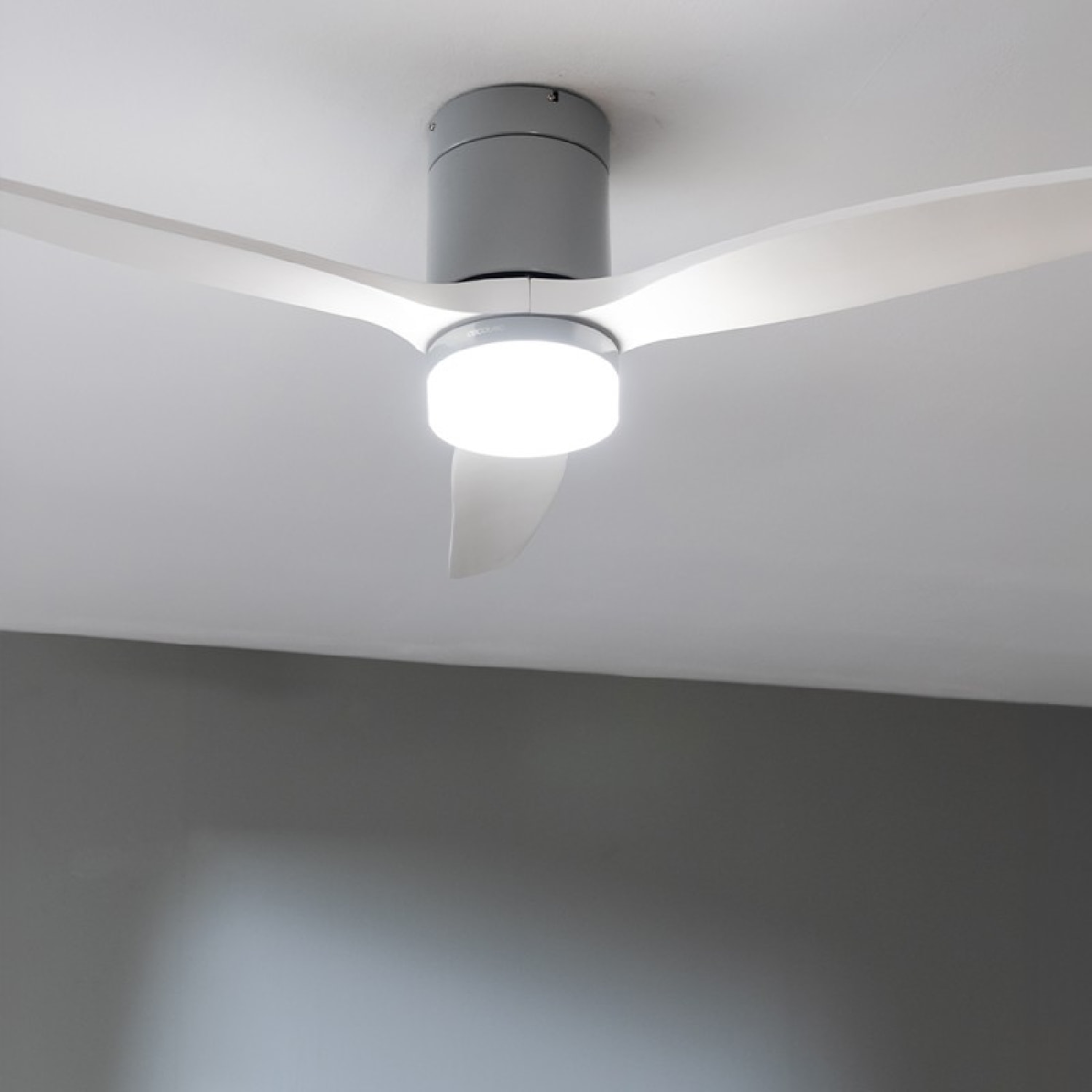 Cecotec Ventilatore da soffitto con luce EnergySilence Aero 5600 Aqua IronWhite