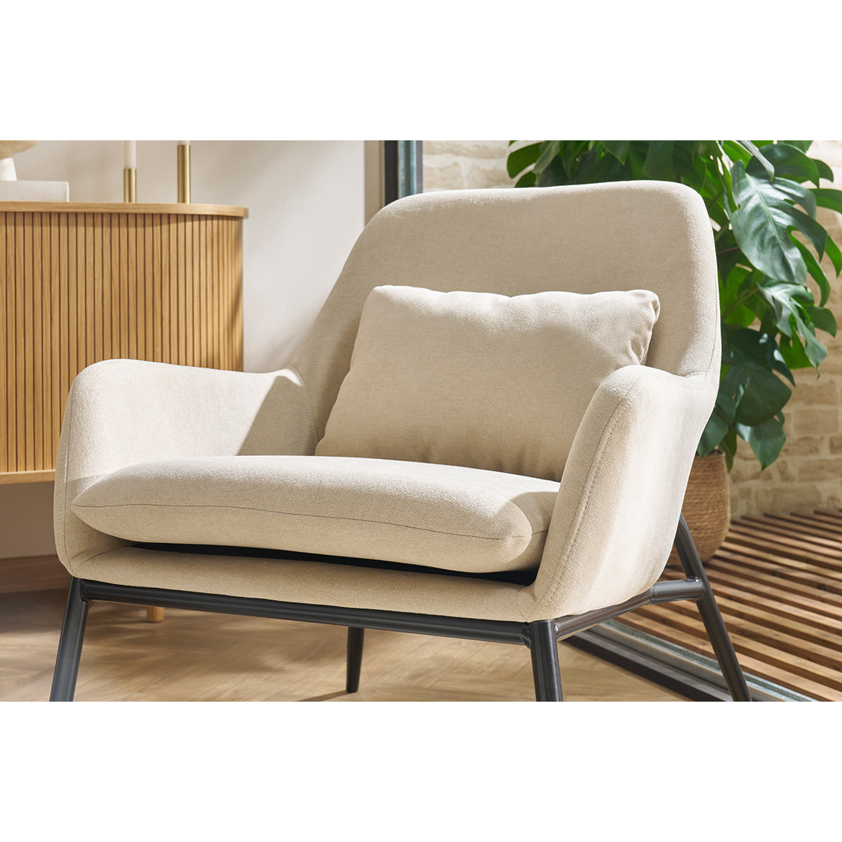 Fauteuil design en tissu effet velours terre brulée et métal noir MAXINE