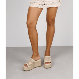 Sandalias de plataforma beige con rejilla y esparto