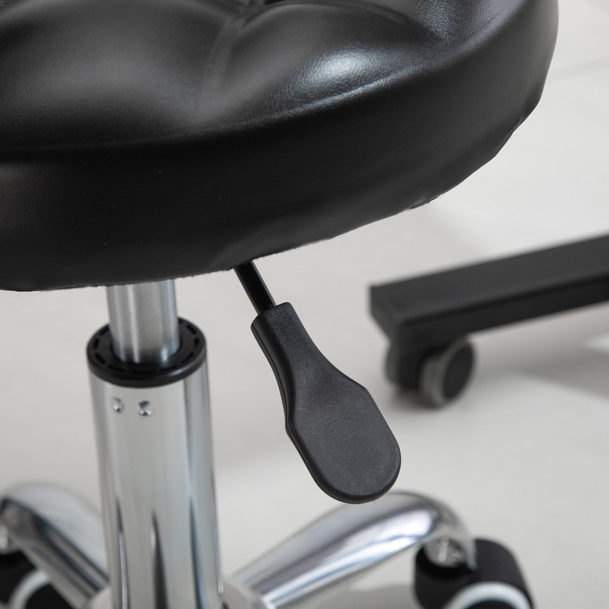 HOMCOM Tabouret massage à roulettes réglable en hauteur pivotant 360° assise synthétique capitonnée noire