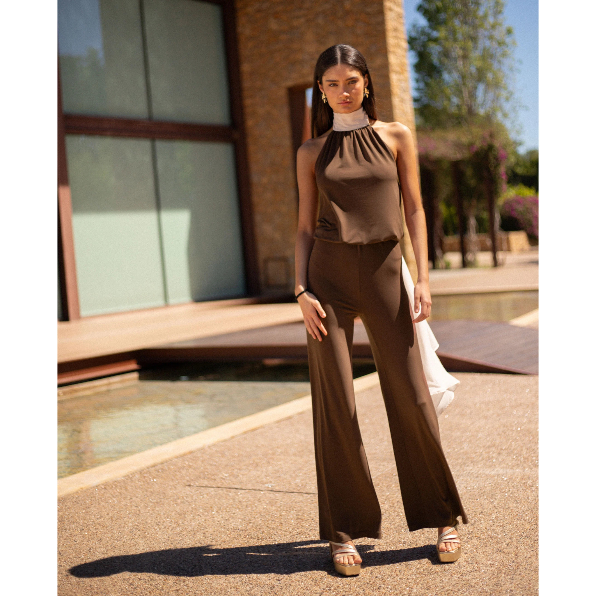 Mono largo de punto con cuello halter y pierna ancha