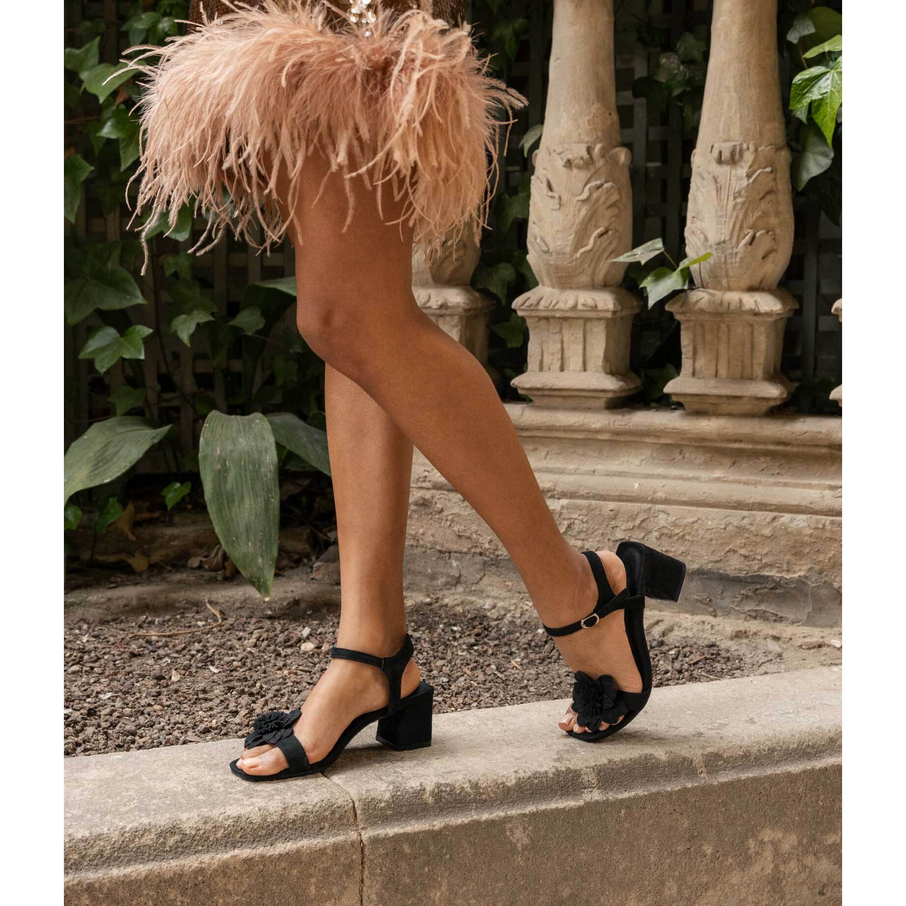 Sandalias de tacón negras con flor