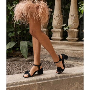 Sandalias de tacón negras con flor