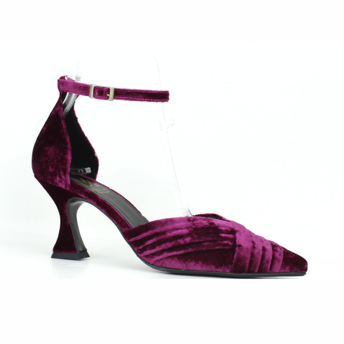 Sandalia cerrada en la punta y con hebilla al tobilla. Tacón de 6 cm