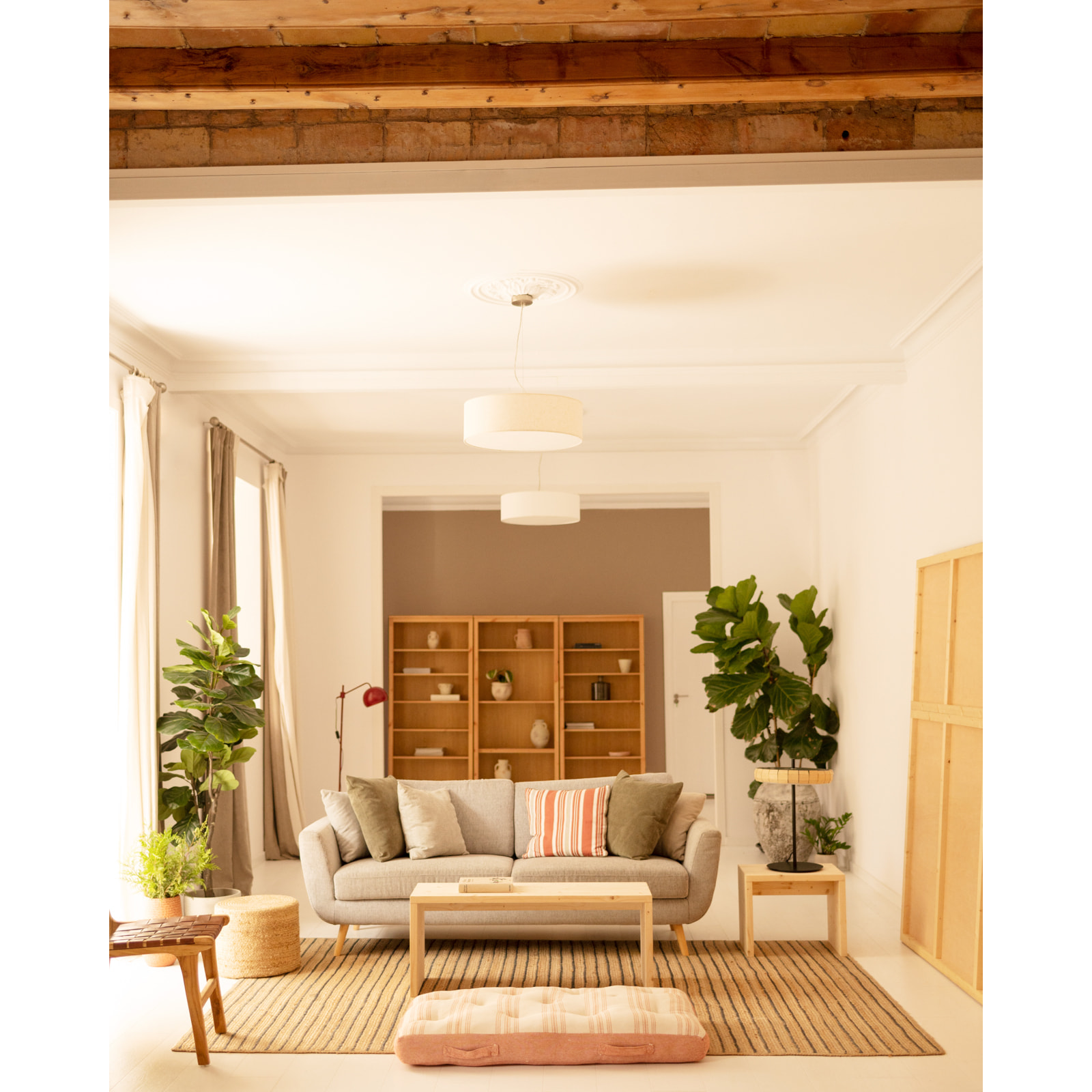 Table basse en bois massif ton naturel de 110x45x35cm Hauteur: 45 Longueur: 110 Largeur: 35