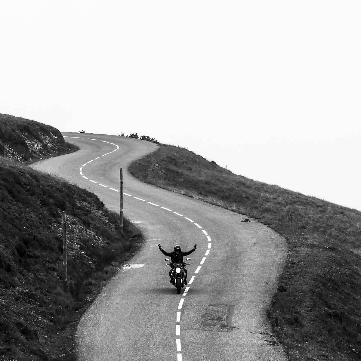 Affiche  balade solitaire en moto Affiche sous cadre bois