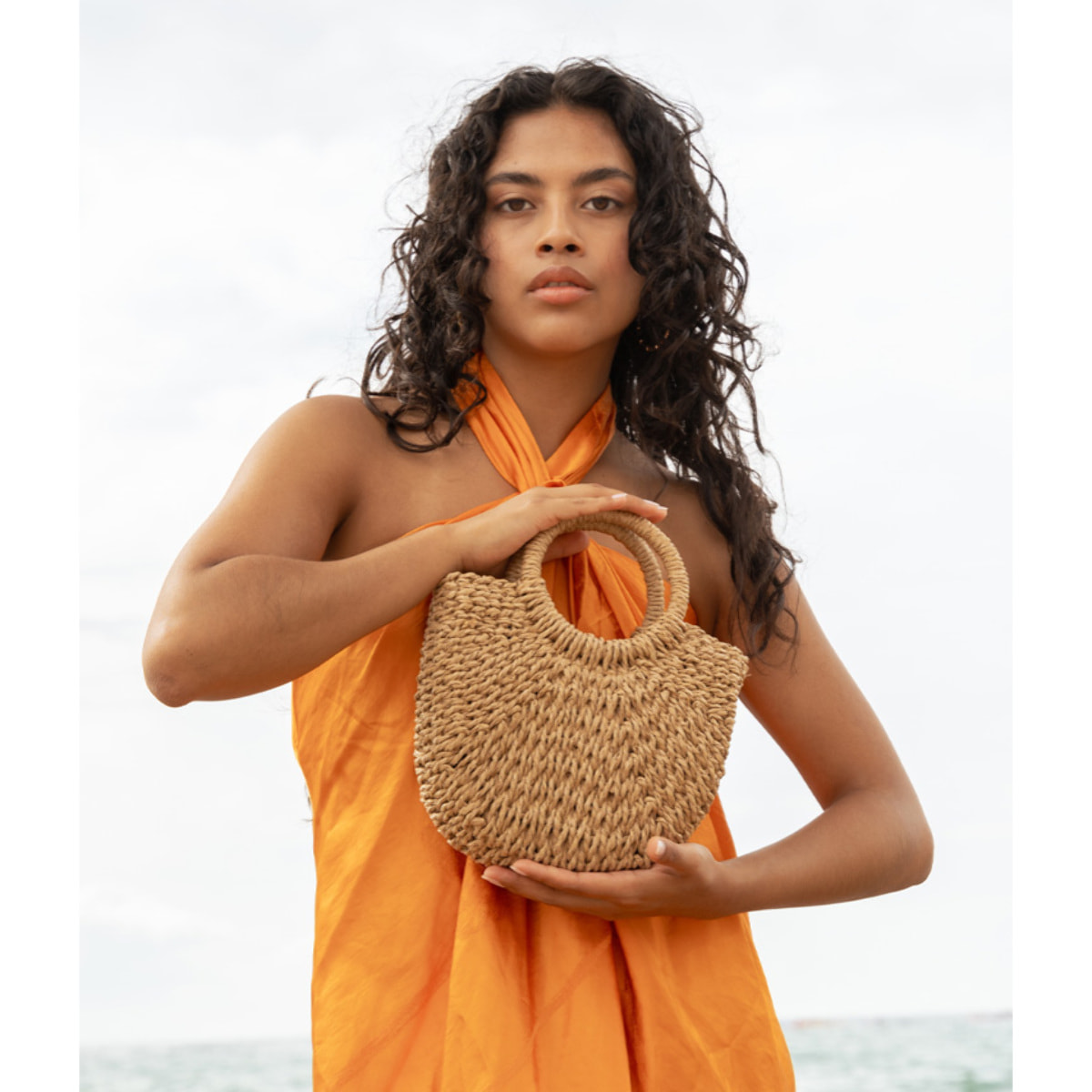 Bolso de esparto marrón tipo canasto