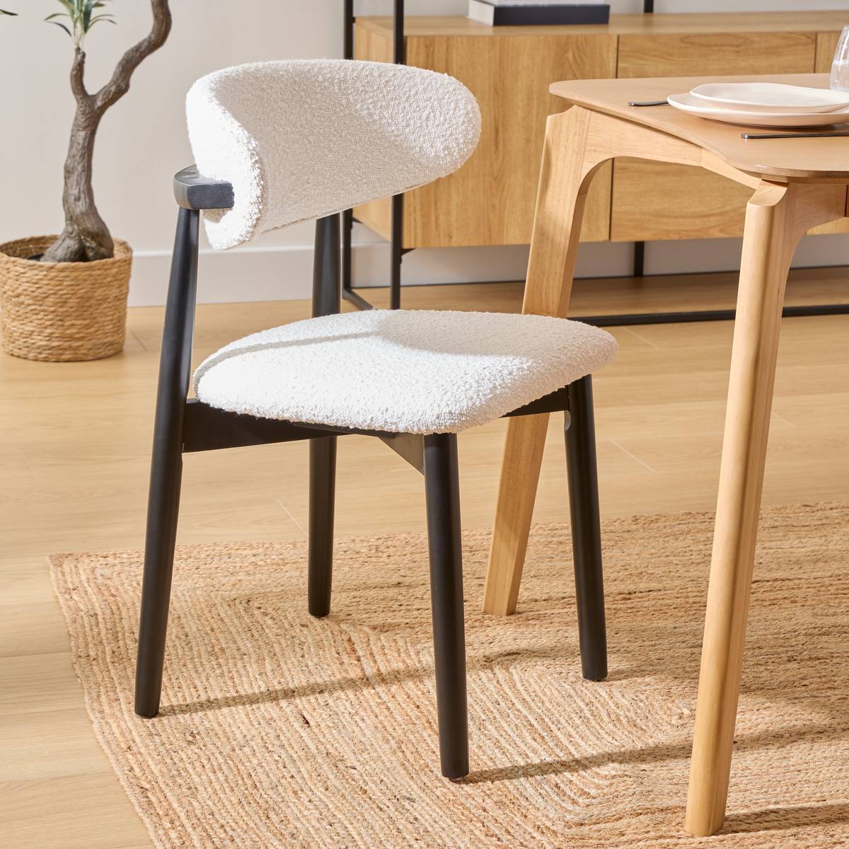 Lot de 2 Chaise en bois boucle "Sari" blanc pieds noirs