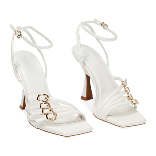 Sandalias con tacón blancos