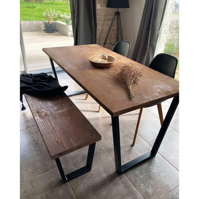 Banc en bois massif ton chêne foncé et pieds en fer noir de différentes tailles.