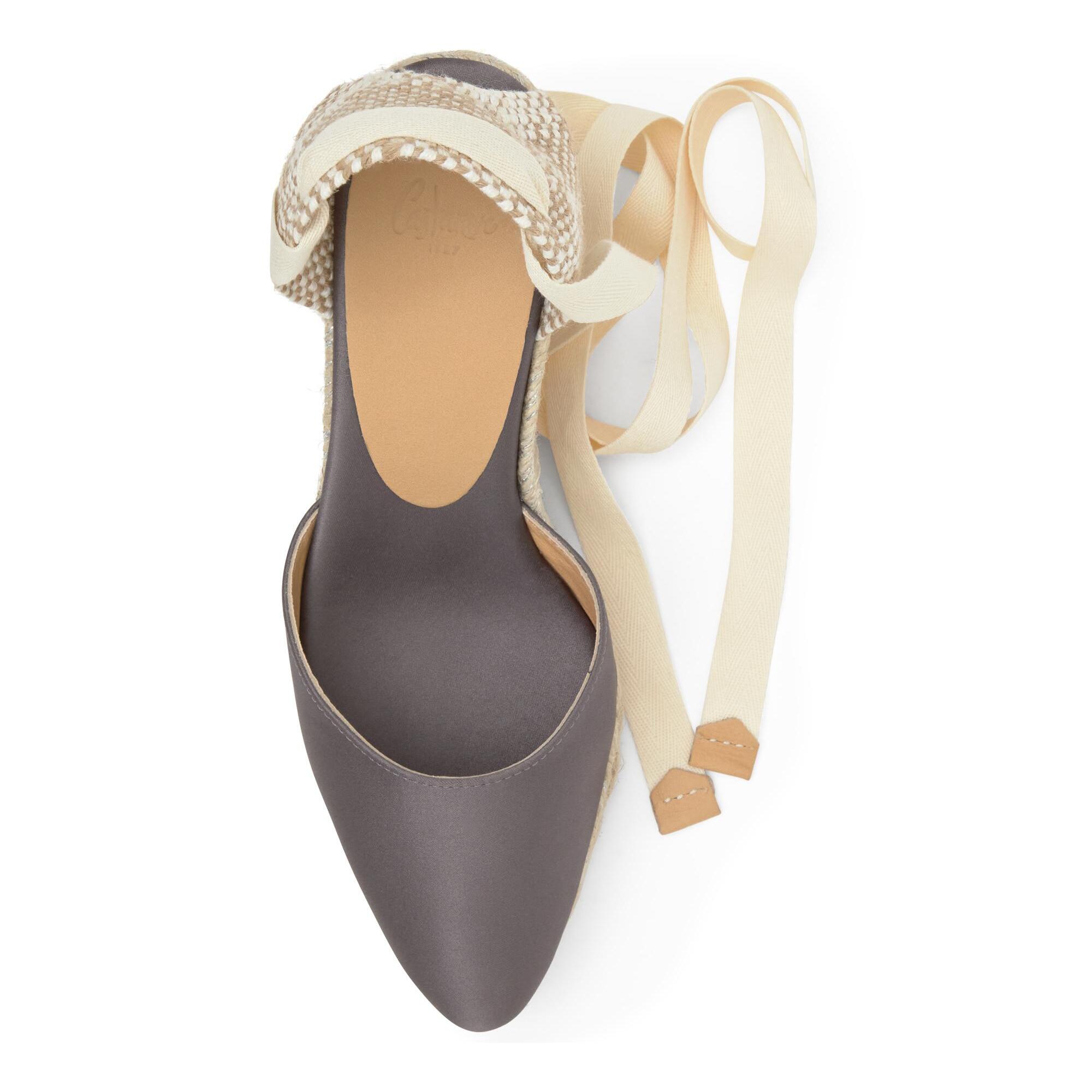 Alpargata de cuña Joyce en raso con punta afilada y cierre de cintas