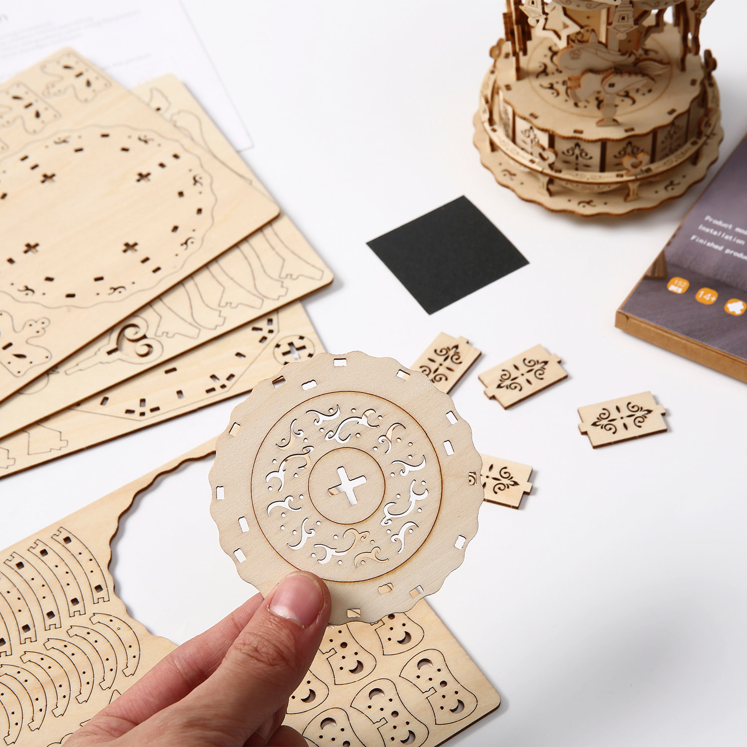 Maqueta de Madera 3D, diseño de Tiovivo con movimiento mecánico. 82 piezas.