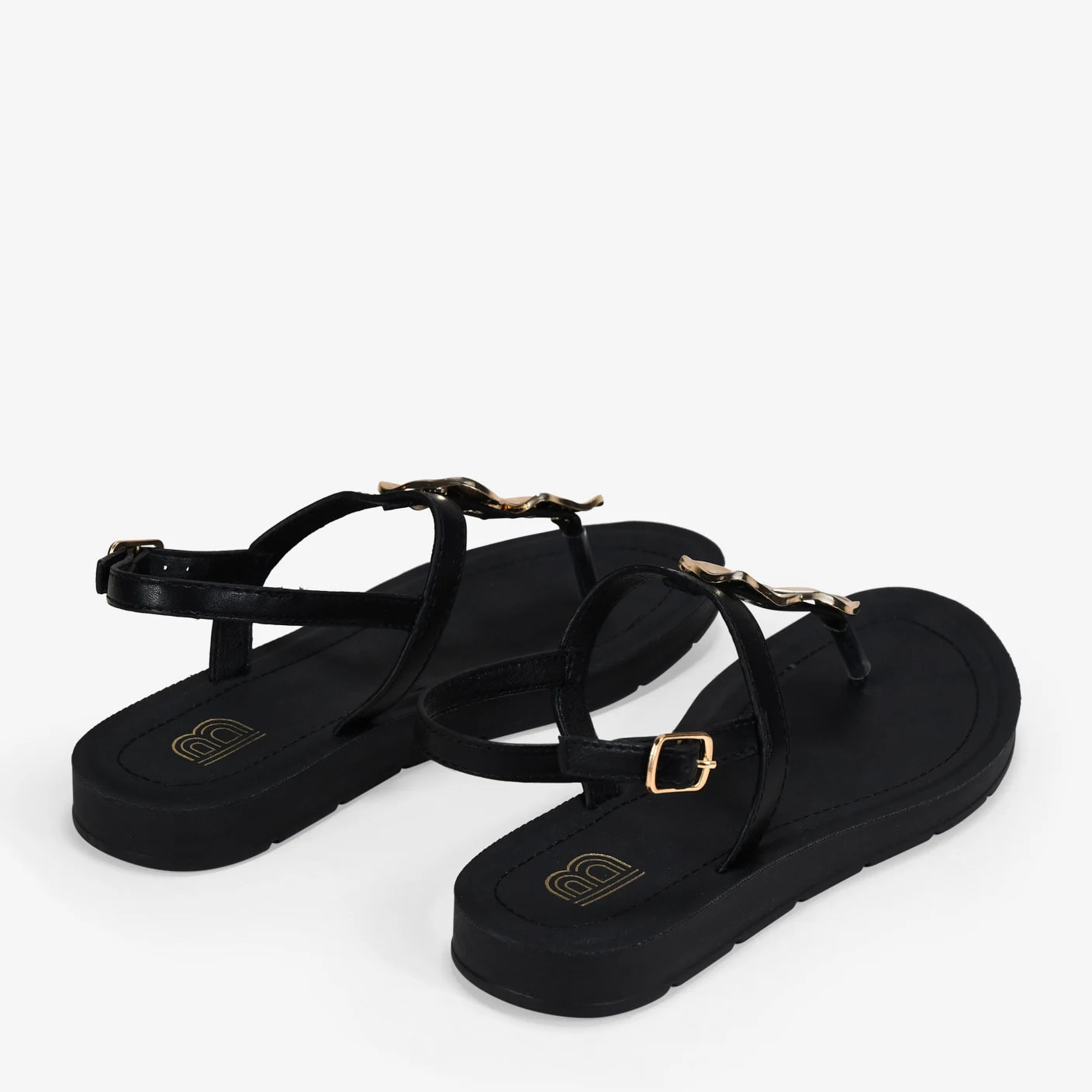 Sandalias de dedo negras planas con aplique metálico