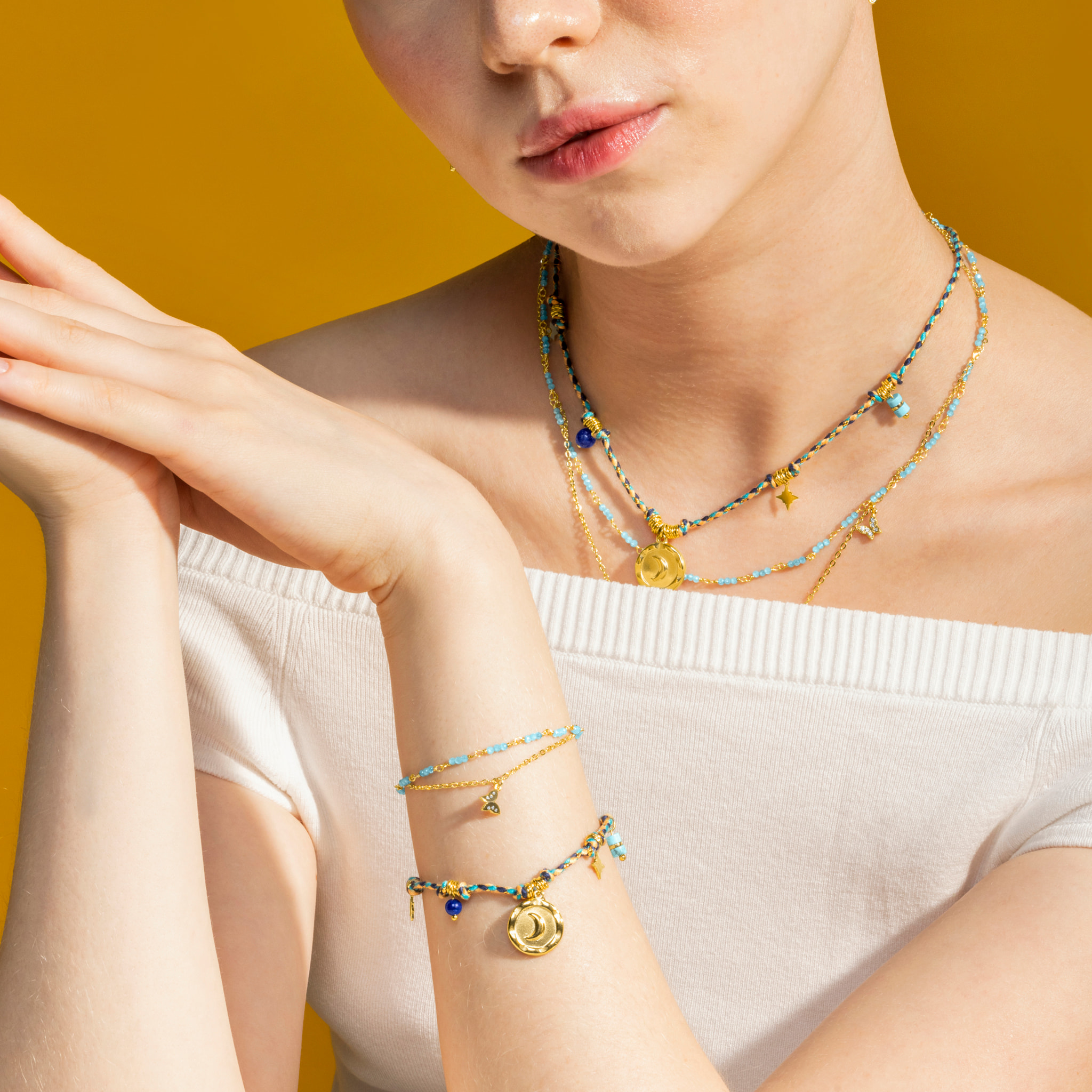 Pulsera con Cristal Azul acabado oro 18k