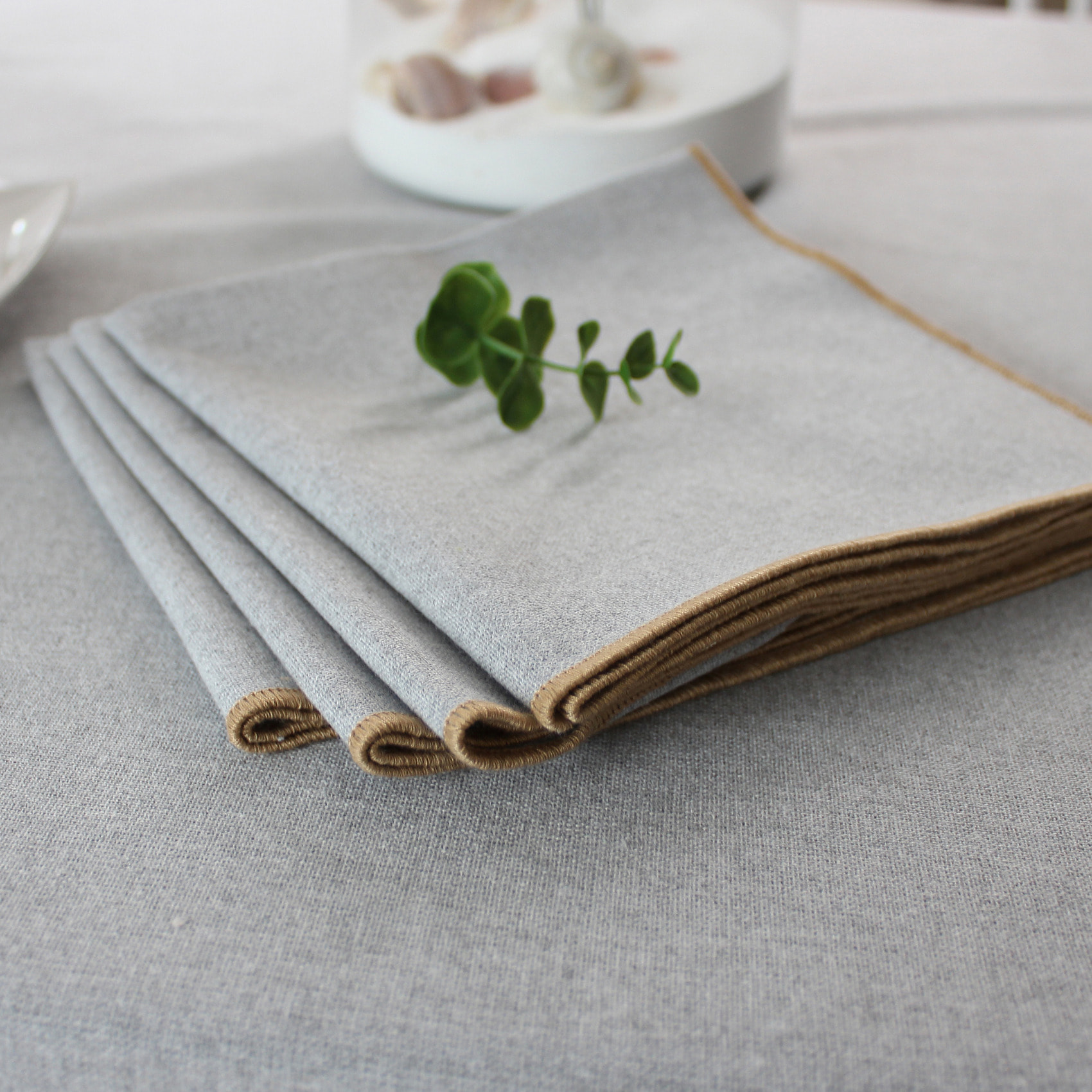 Serviette de table unie et bourdonnée - Gris