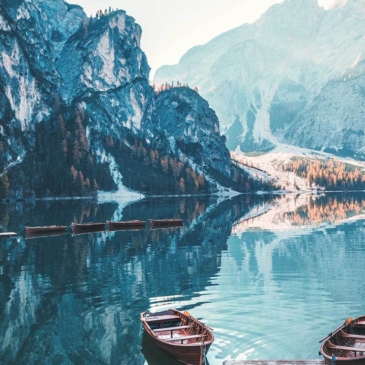 Tableau lac alpin et barques au matin Toile imprimée