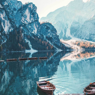 Tableau lac alpin et barques au matin Toile imprimée