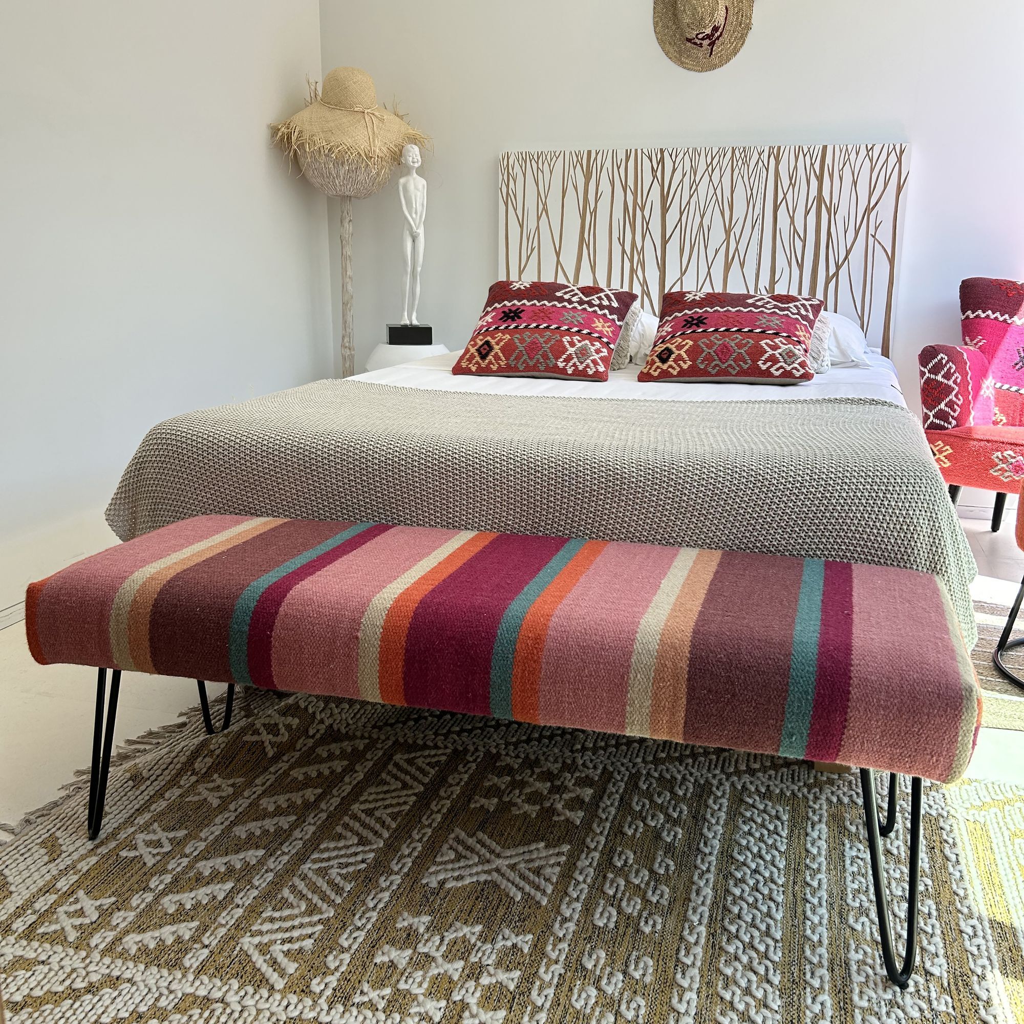 Banc en tissu coloré et pieds en métal noir CHAQUIRAS