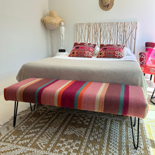 Banc en tissu coloré et pieds en métal noir CHAQUIRAS