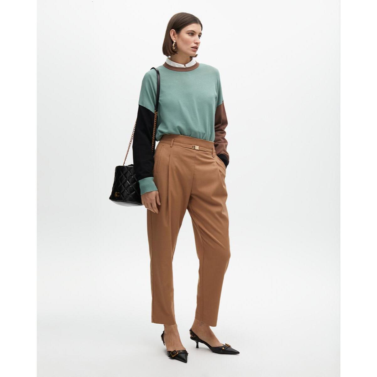 Pantaloni con pinces e dettaglio cintura frontale