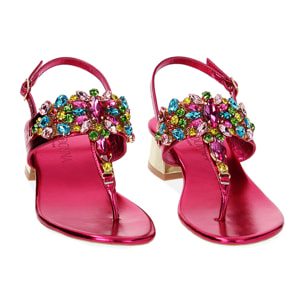 Sandalias con tacón fucsia en laminado con piedras