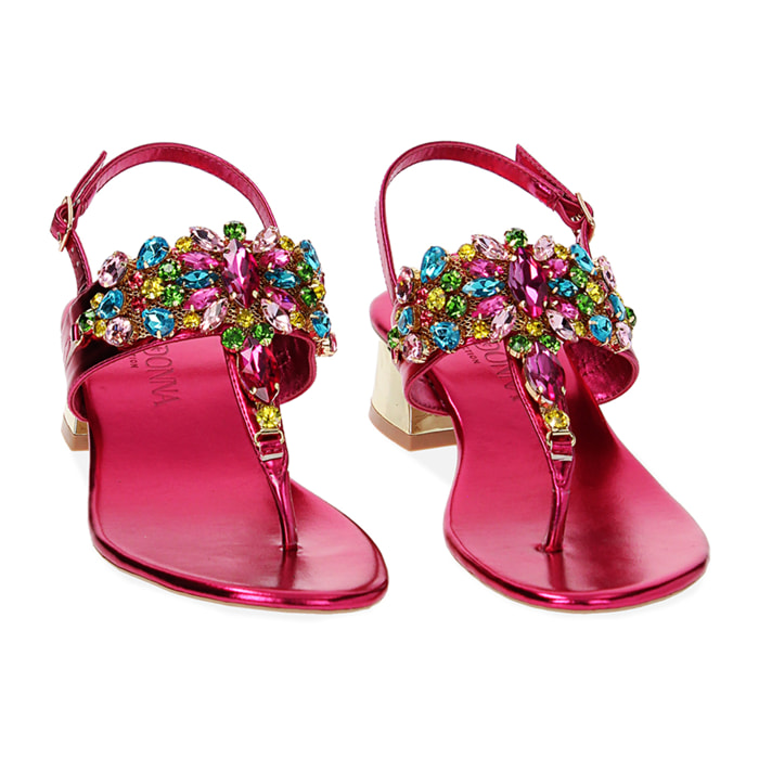 Sandalias con tacón fucsia en laminado con piedras