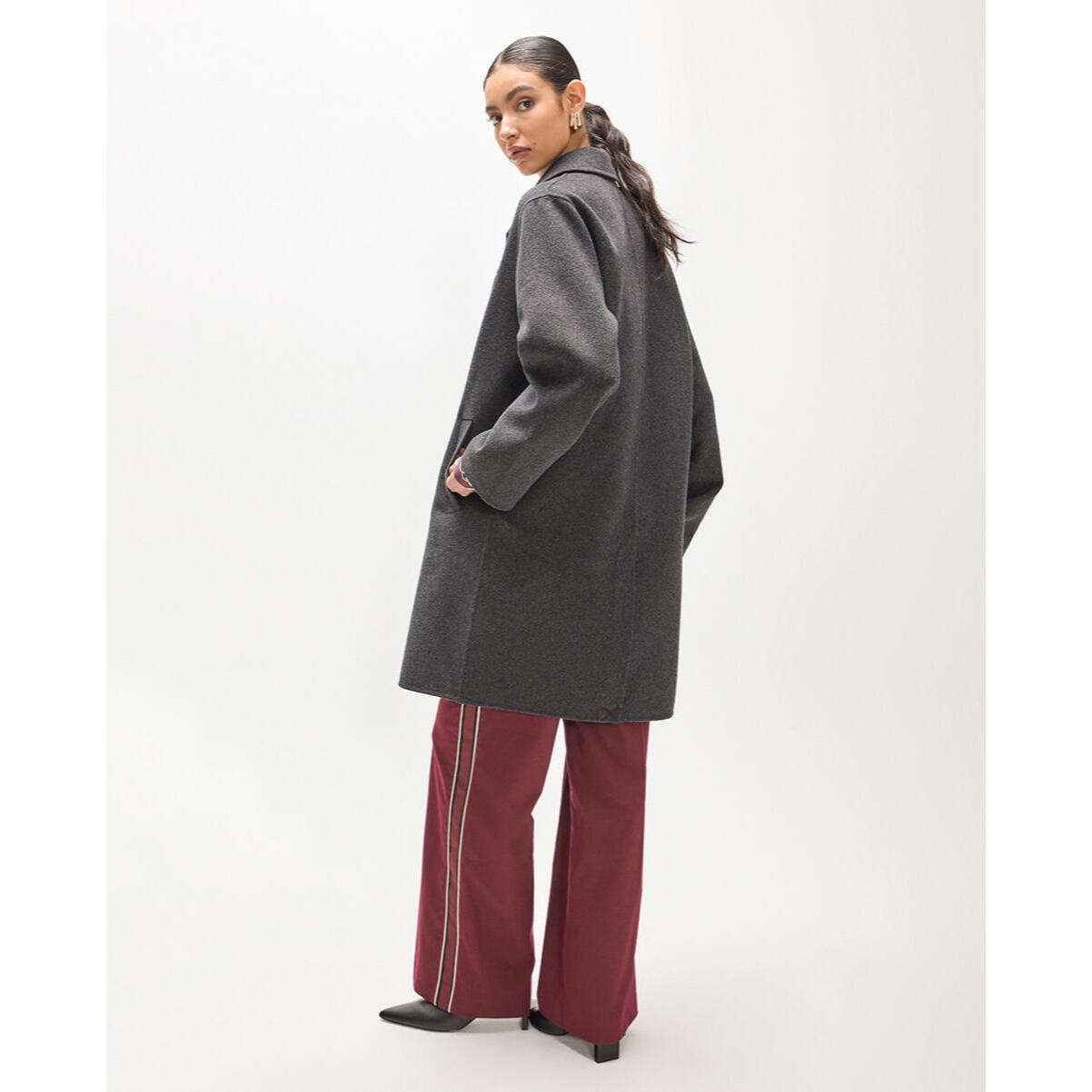 Cappotto in tessuto con decorazioni di strass sul petto