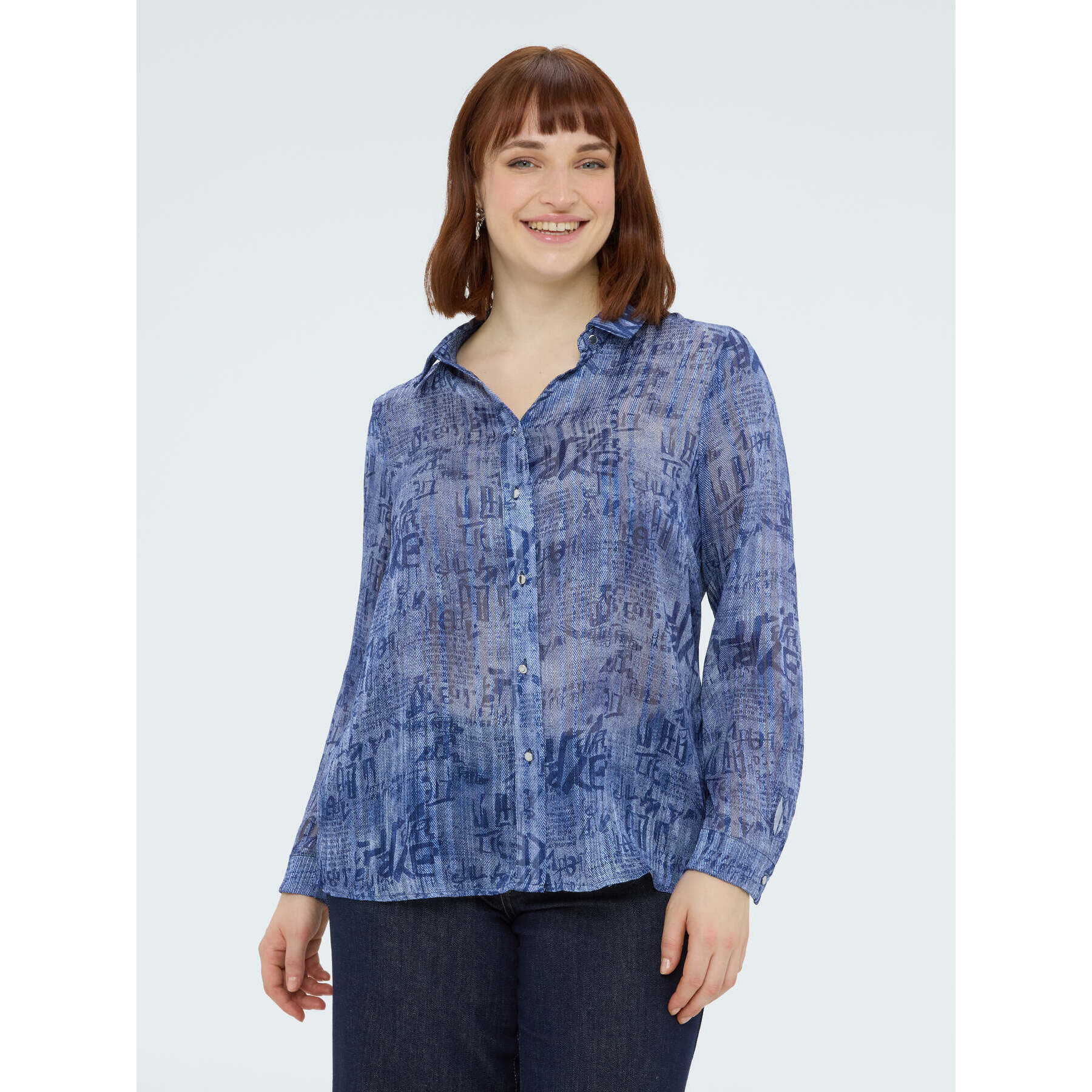 Fiorella Rubino - Camisa en crepón con estampado lettering - Azul